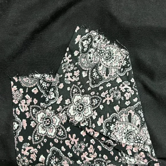 [NWOT] Chic Printed Black Sleeveless Top with attachable sleeves. - Picture 4 of 6